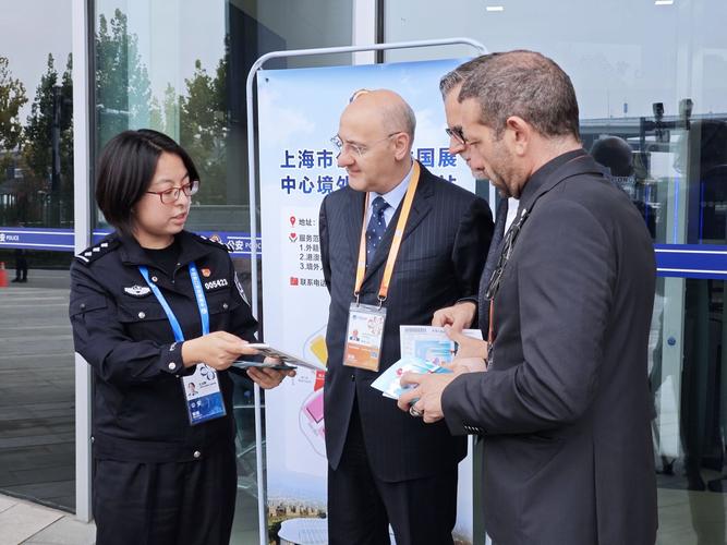 意大利参展商咨询出入境服务. 上海市公安局 供图