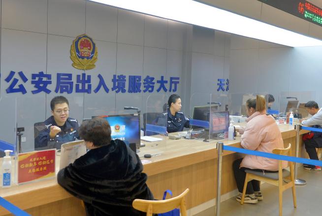 1月11日上午,"你好新年 你好远方"2025年公民出入境服务专场活动在